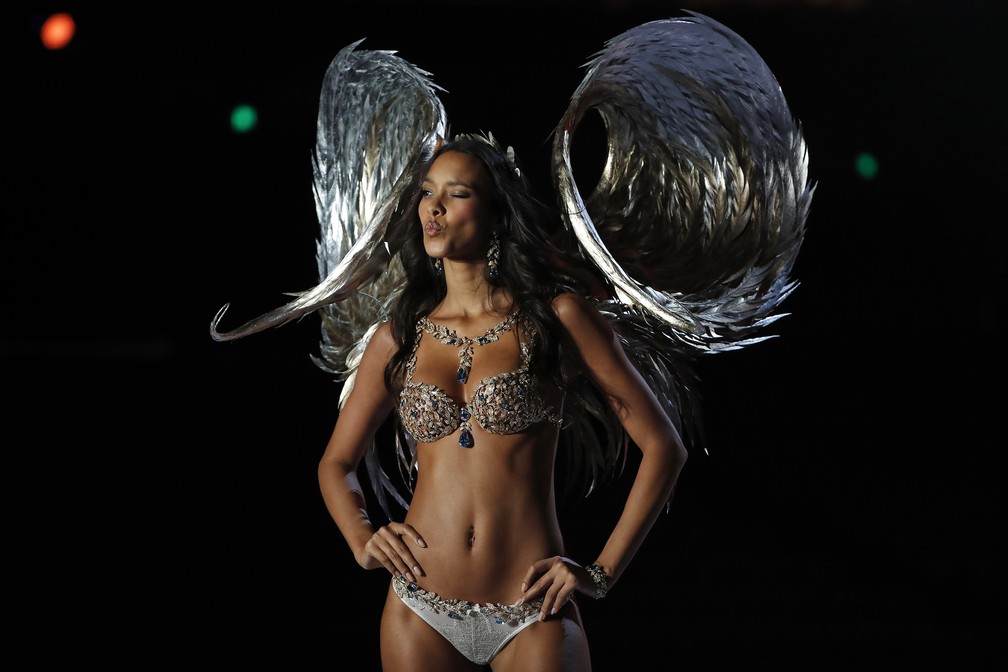 Lais Ribeiro usa o Fantasy Bra em desfile da Victoria's Secret (Foto: Andy Wong/AP Photo)