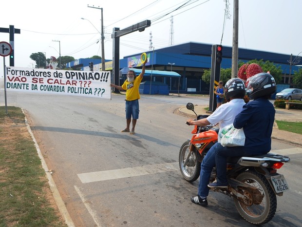 Faixa questionava sobre população se manter calada, em Ji-Paraná (Foto: Samira Lima/ G1)