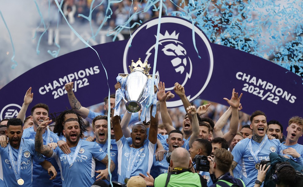 City ergue o troféu da Premier League — Foto: Reuters/Jason Cairnduff