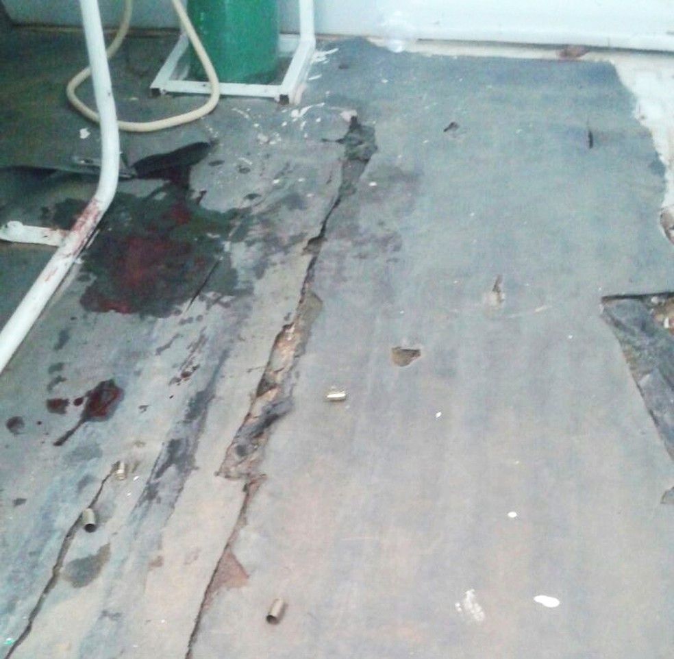Manchas de sangue e cápsulas de pistola ficaram no assoalho da ambulância  (Foto: Divulgação/PM)