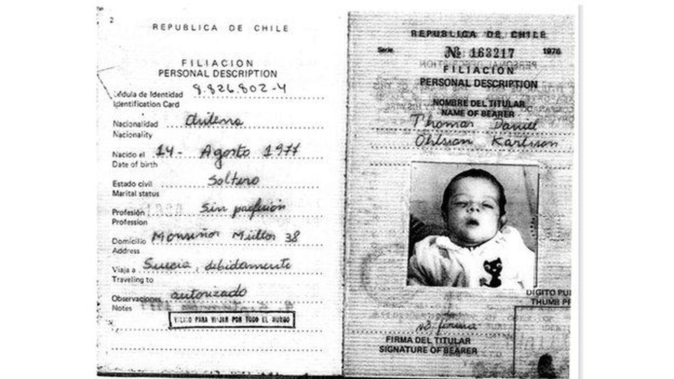 Cópia do passaporte de Daniel em 1977. Ele foi levado do Chile quando tinha cinco semanas de idade — Foto: Daniel/BBC