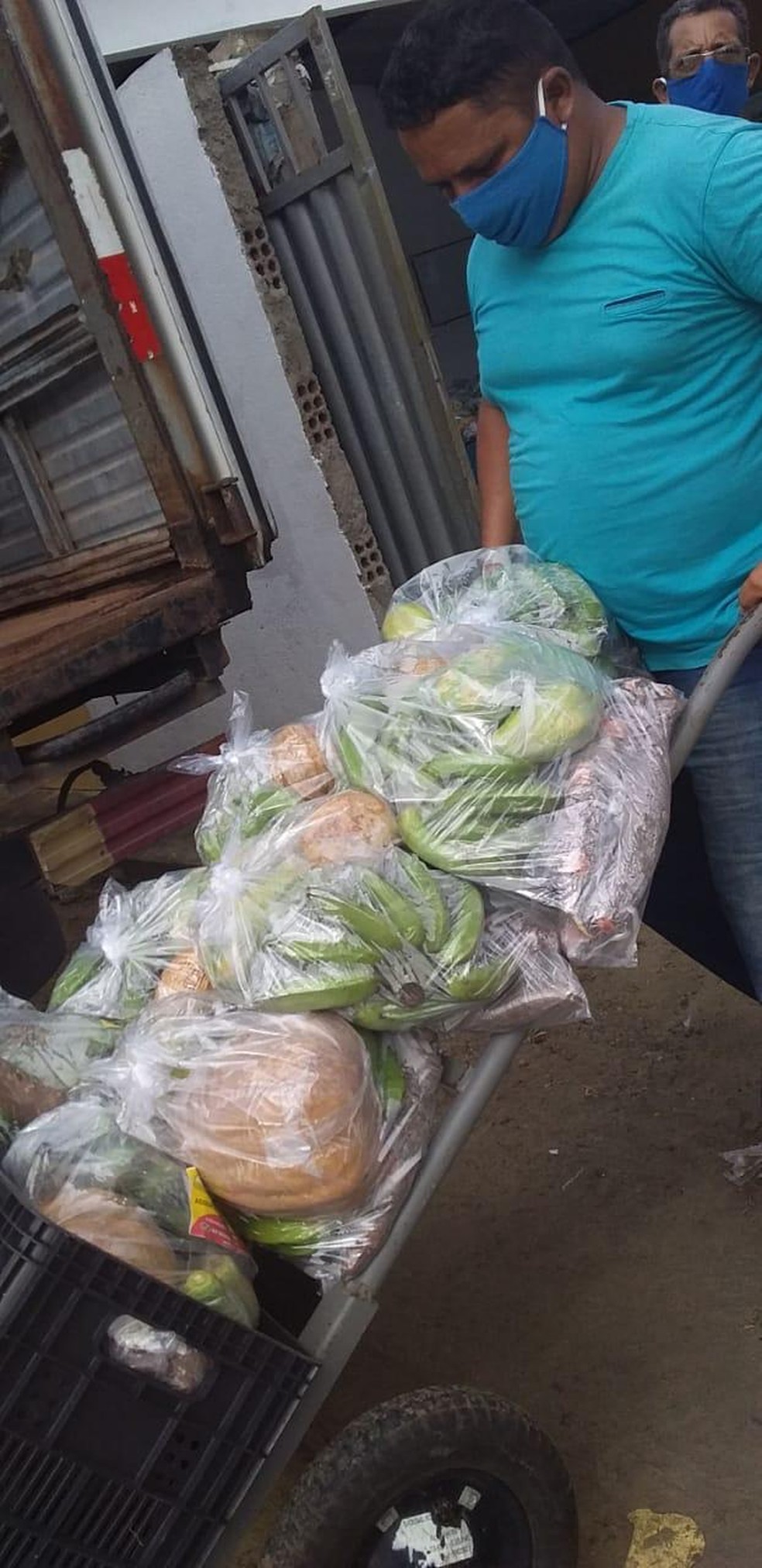 Alimentos são compradores de produtores rurais e doados a famílias em vulnerabilidade social no RN — Foto: Cedida