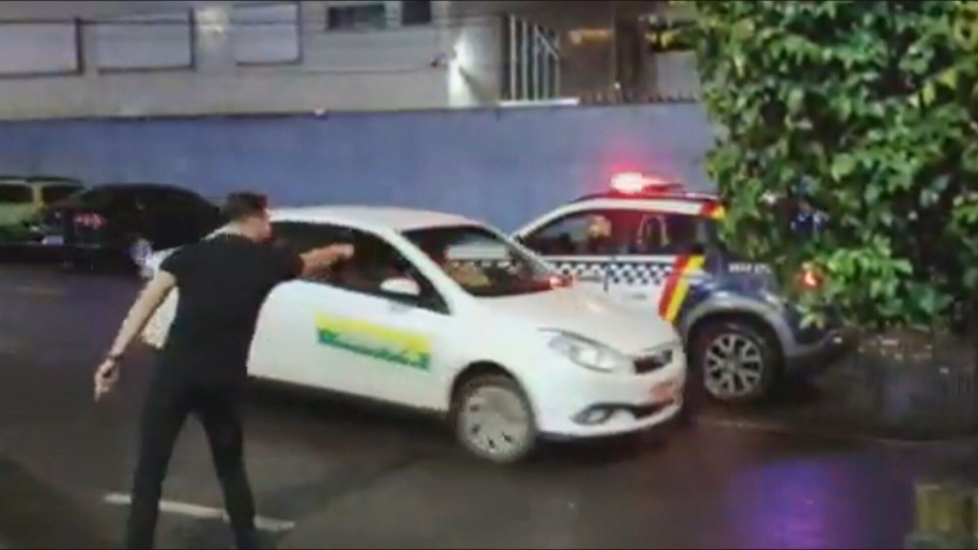 Taxista tenta atropelar duas pessoas após briga e é preso no DF; veja vídeo