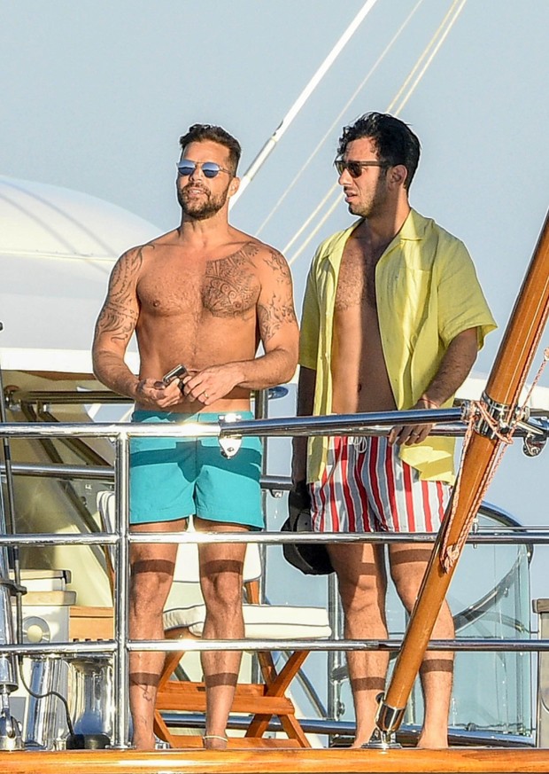 Ricky Martin olha vista com marido  (Foto: Backgrid)