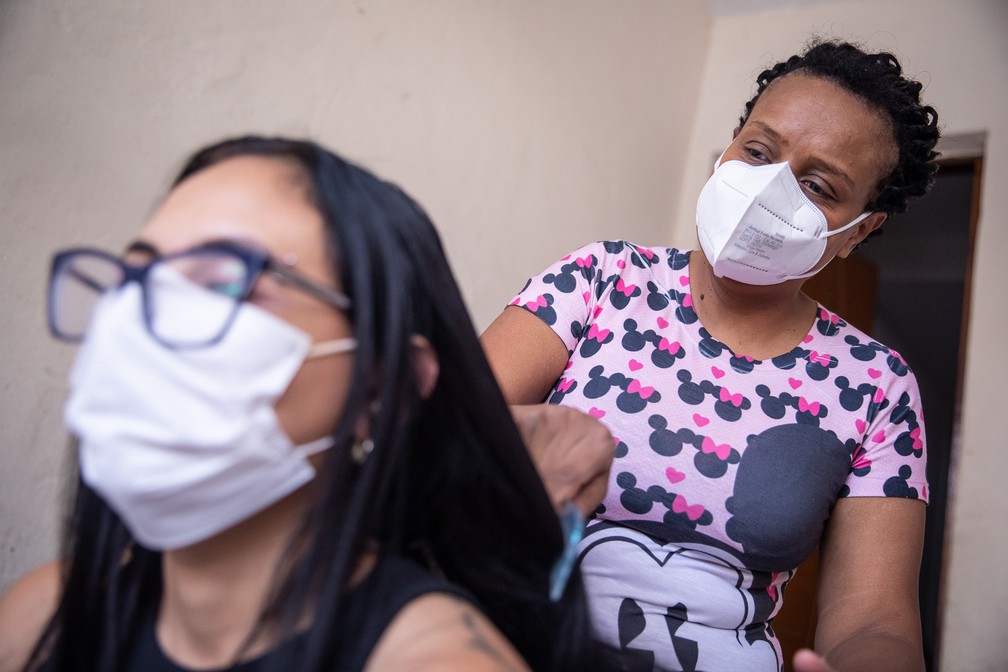 Cleide de Souza, de 40 anos, é assistente social mas passou a fazer 'bicos' como cabeleireira após ficar desempregada — Foto: Fábio Tito/g1