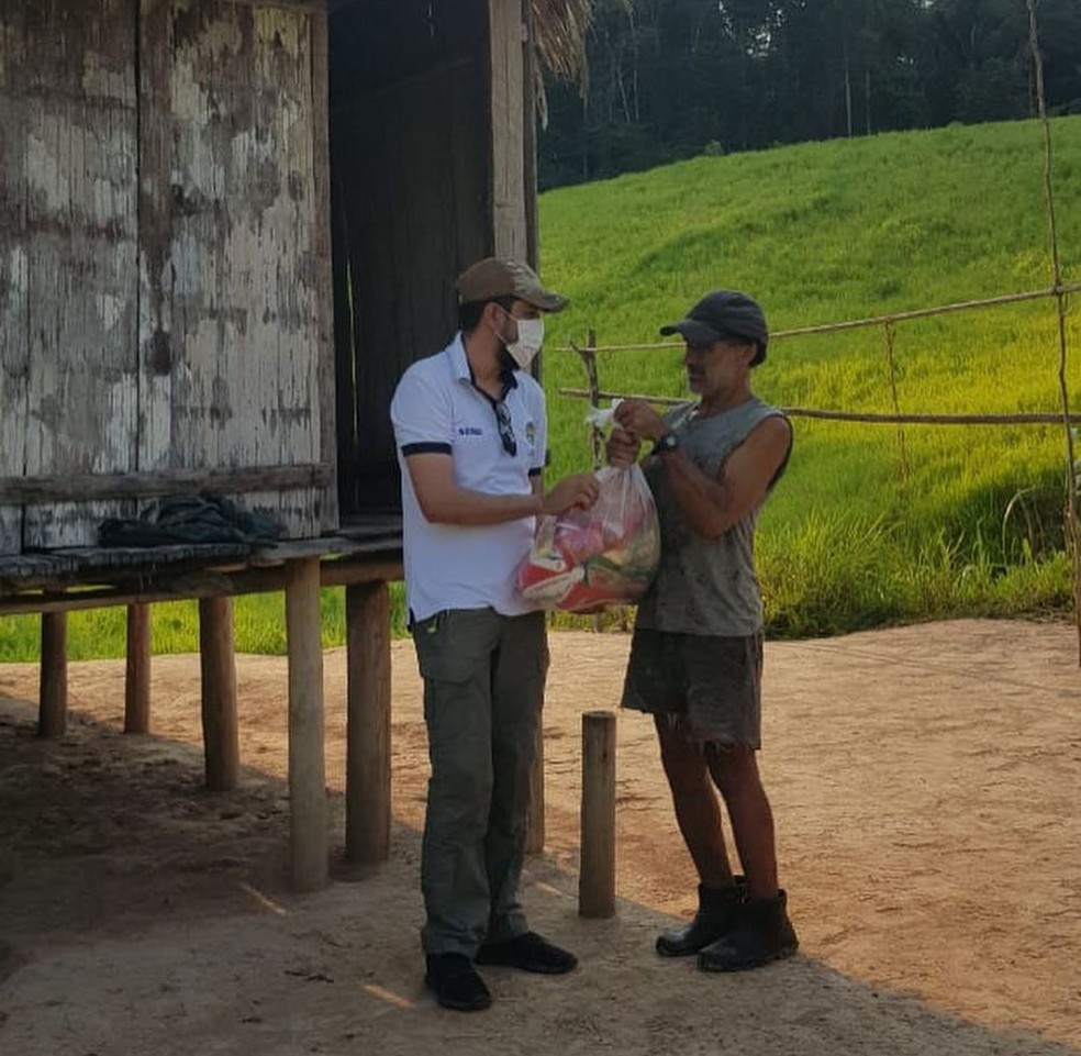Seringueiro recebeu doação de sacolões das equipes da Semapi e do Ciopaer nessa segunda (2) — Foto: Arquivo/Ciopaer