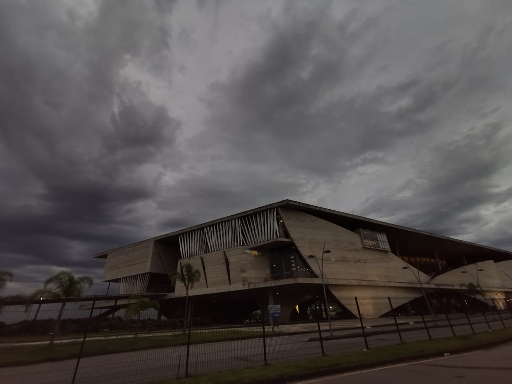 Nuvens estavam carregadas na tarde desta quinta-feira (5) na Zona Oeste do Rio. — Foto: Marcos Serra Lima/ G1 Rio 