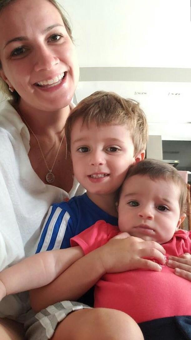 Ligia Virdes com seus dois filhos: Lucas, de 2 anos, e Catarina, de 4 meses (Foto: Arquivo pessoal)