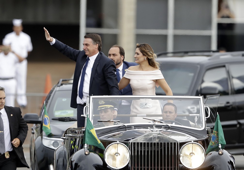 Jair Bolsonaro, e sua esposa, Michelle Bolsonaro  — Foto: Andre Penner/AP