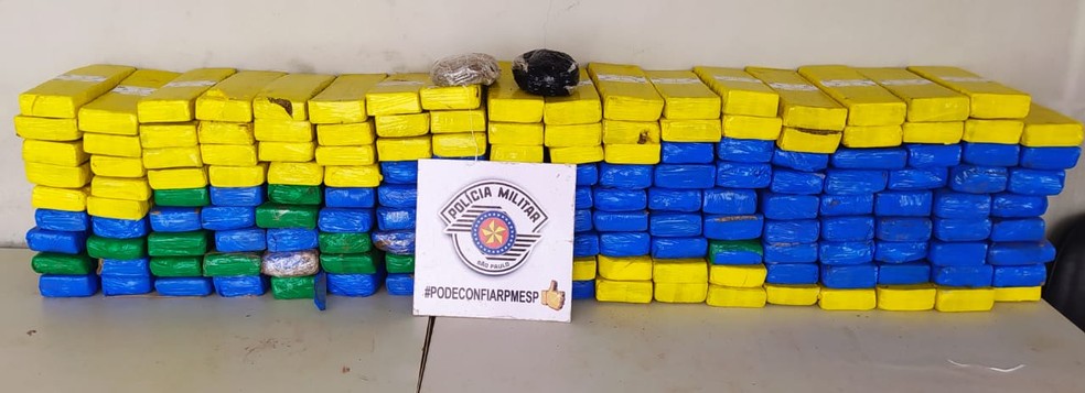 No total, policiais encontraram 161 tijolos e mais dois pacotes de maconha escondidos no caminhão — Foto: Polícia Militar/Divulgação