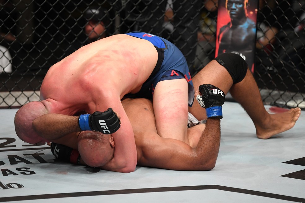 Stefan Struve encaixa o katagatame e finaliza Marcos PezÃ£o no UFC Praga â?? Foto: Getty Images