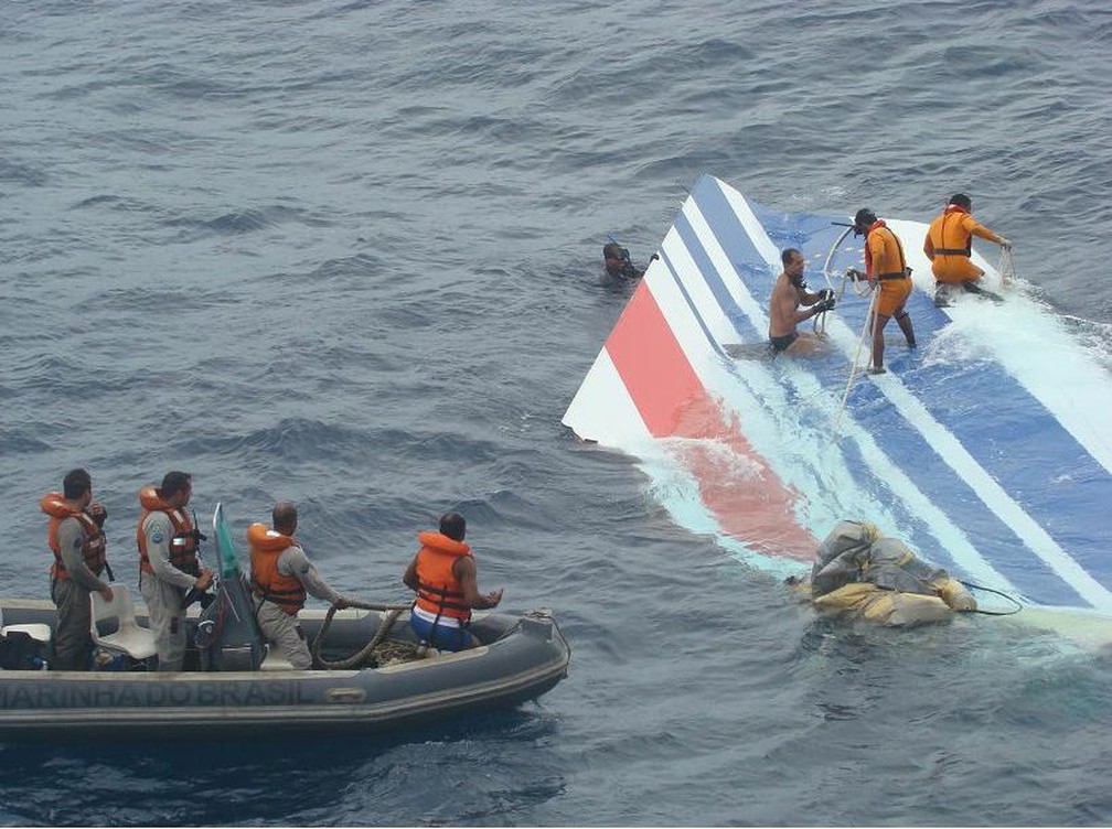 Equipe da Marinha do Brasil faz o resgate em alto-mar, em junho de 2009, dos destroços do avião da Air France que desapareceu na costa nordestina do Brasil — Foto: Agência Estado