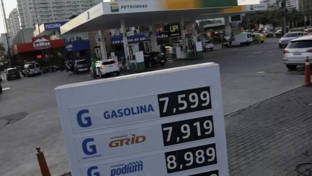 O preço médio do litro da gasolina ficou em R$ 7,283 na última semana de abril (Foto: REUTERS/RICARDO MORAES via BBC)