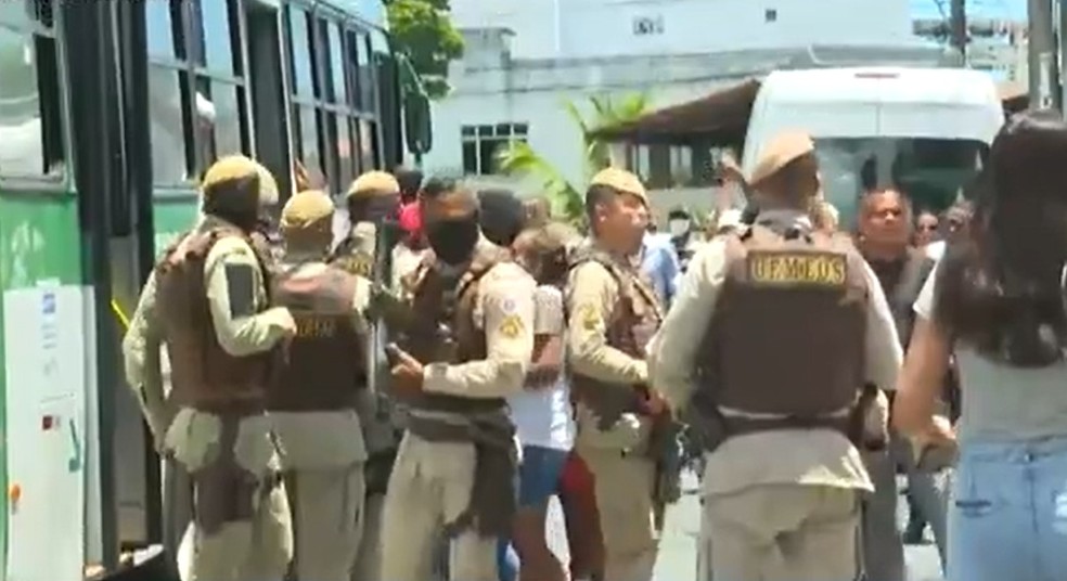 Amigos chamam policiais de assassinos e são revistados ao tentarem entrar em ônibus — Foto: Reprodução/TV Bahia
