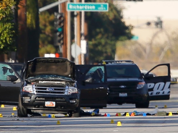 A SUV onde Syed Rizwan Farook e Tashfeen Malik foram baleados pela polícia, após matarem 14 pessoas em San Bernardino, na Califórnia, na quarta (2) (Foto: Reuters/Mike Blake)