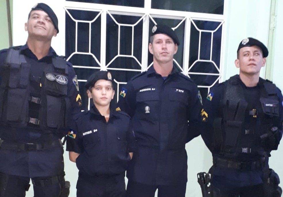 Policiais mandaram fazer uniforme mirim para Matheus &mdash; Foto: Arquivo Pessoal