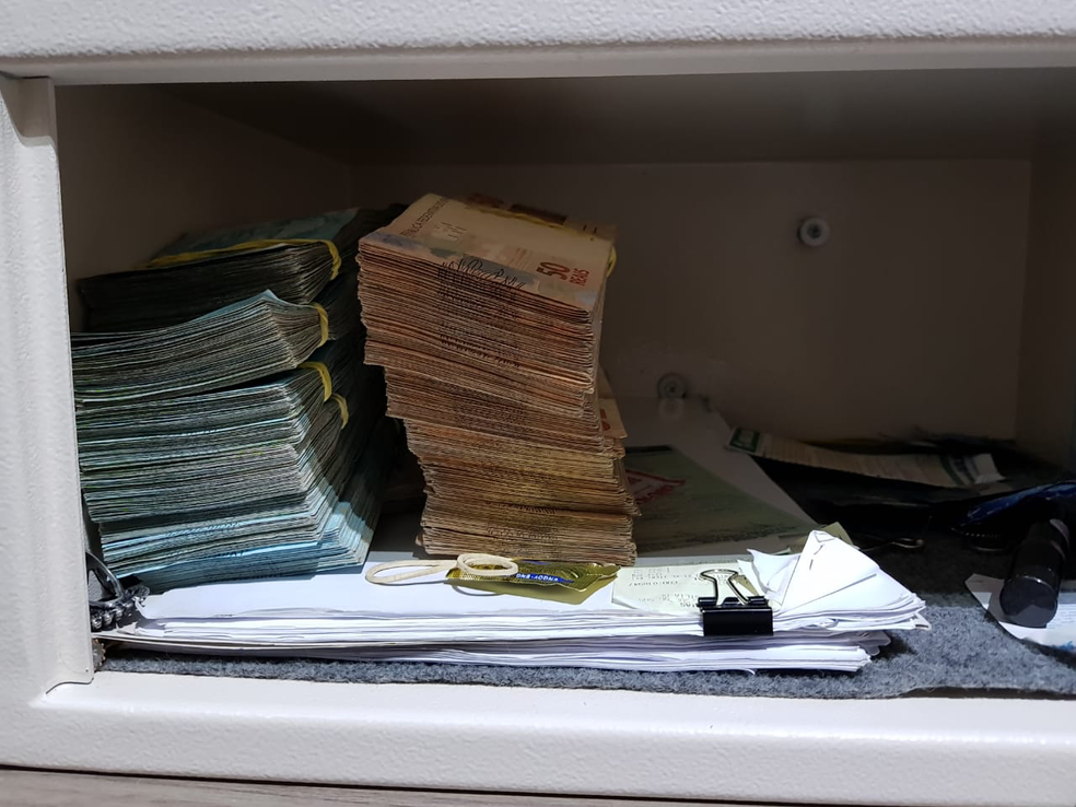 Dinheiro apreendido pela PolÃ­cia Federal no apartamento do assessor do deputado Nelson Marquezelli (PTB-SP) (Foto: ReproduÃ§Ã£o)
