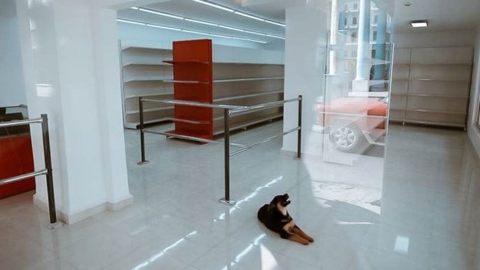 Mercearia com as prateleiras vazias no centro de Havana â Foto: CORTESÃA DE EL ESTORNUDO