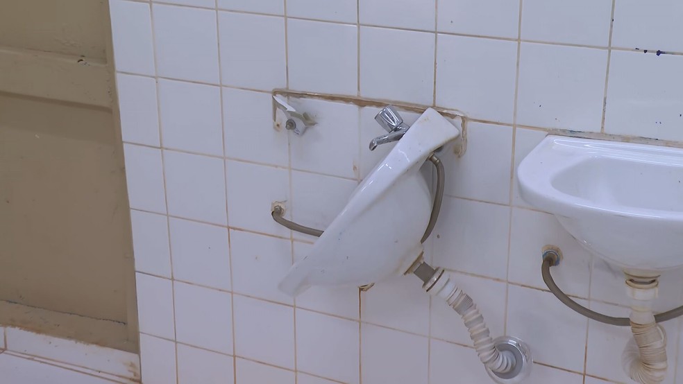Pia quebrada em banheiro da Escola Classe 425 de Samambaia, no DF — Foto: TV Globo/Reprodução