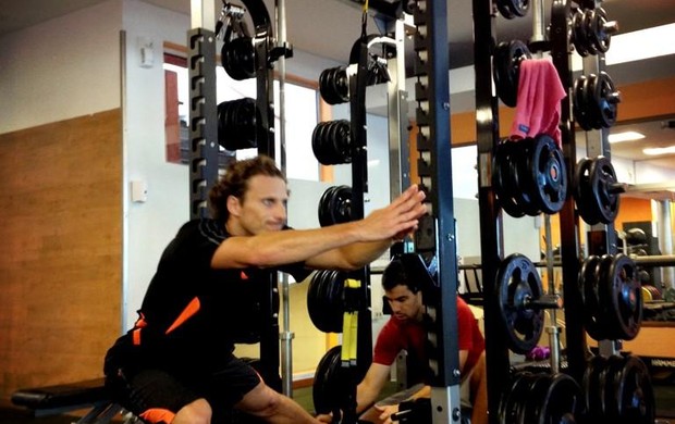 Diego Forlán faz treino físico na Sogipa