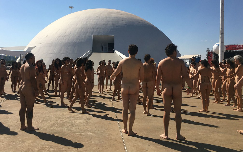Pessoas reunidas em frente ao Museu Nacional da República em Brasília para 