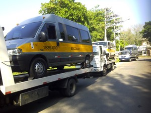 Vans com característica de escolar foram removidas em operação na Barra da Tijuca (Foto: Prefeitura do Rio/Divulgação)