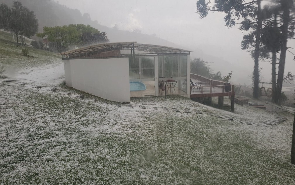 Chuva de granizo em pousada em Gonçalves (MG) — Foto: Aparecida Calicchio Cioban