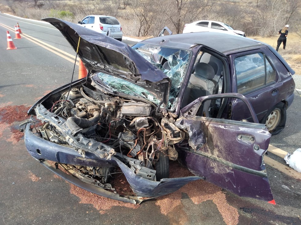 Carro onde estava o homem que morreu ficou destruído após colisão frontal, na BR-230, no Sertão paraibano — Foto: Beto Silva/TV Paraíba
