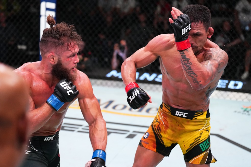 Rafael Fiziev venceu Rafael dos Anjos por nocaute aos 18s do R5 — Foto: Getty Images