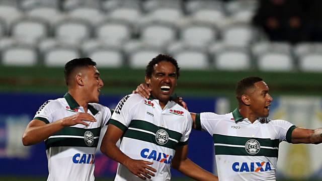 Rafael Lima comemora o gol que decidiu o confronto