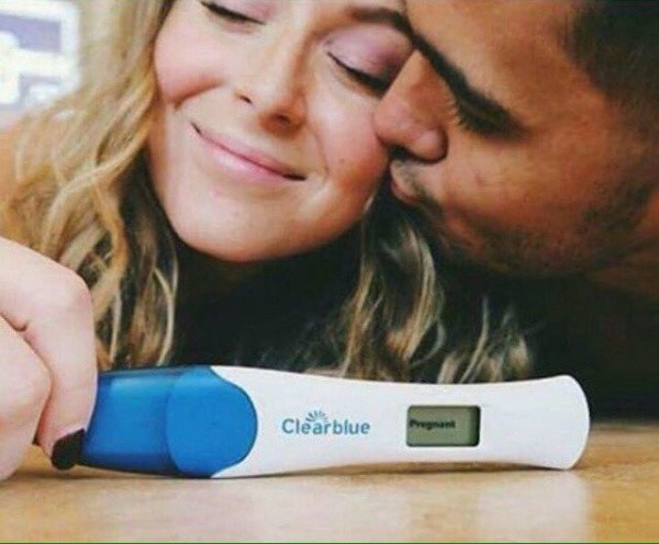 Alexa PenaVega revelou a gravidez em foto ao lado do marido (Foto: Twitter)