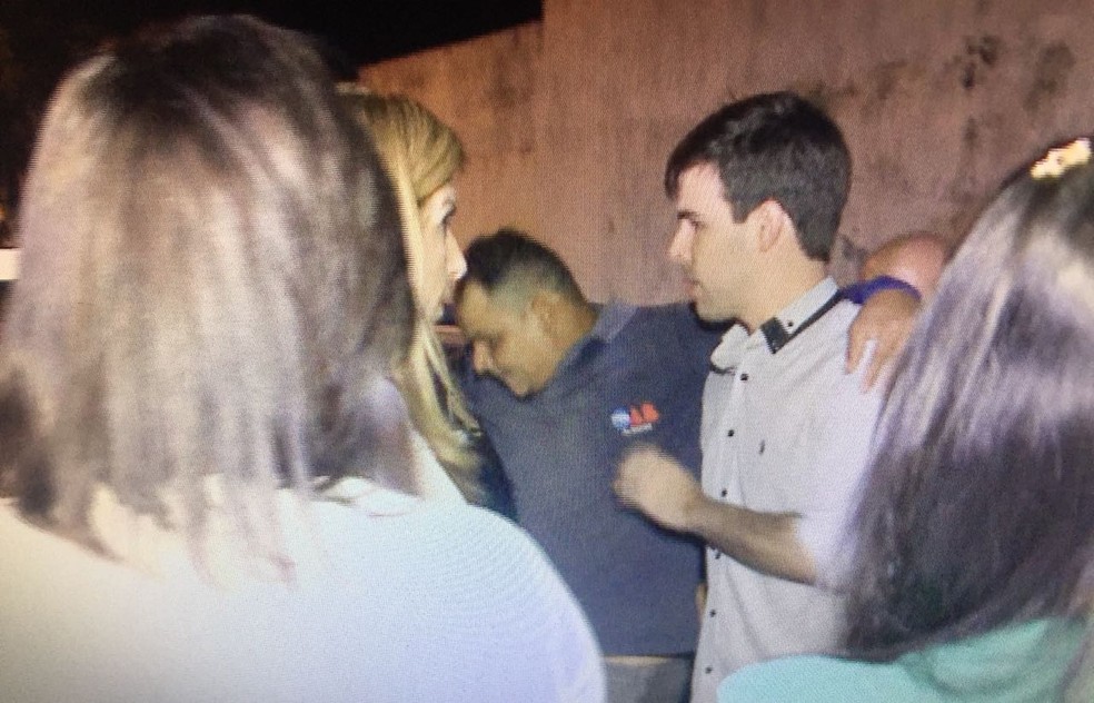 Funcionário da OAB que foi baleado por PMs após prestar depoimento na Central de Flagrantes I, no Farol (Foto: Reprodução/TV Gazeta)