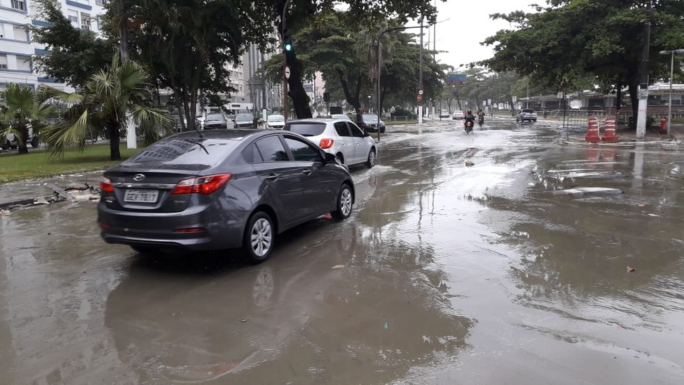 Mar invadiu avenida da praia durante maré alta e ressaca em Santos (SP) nesta quarta-feira (8) — Foto: Fábio Pires