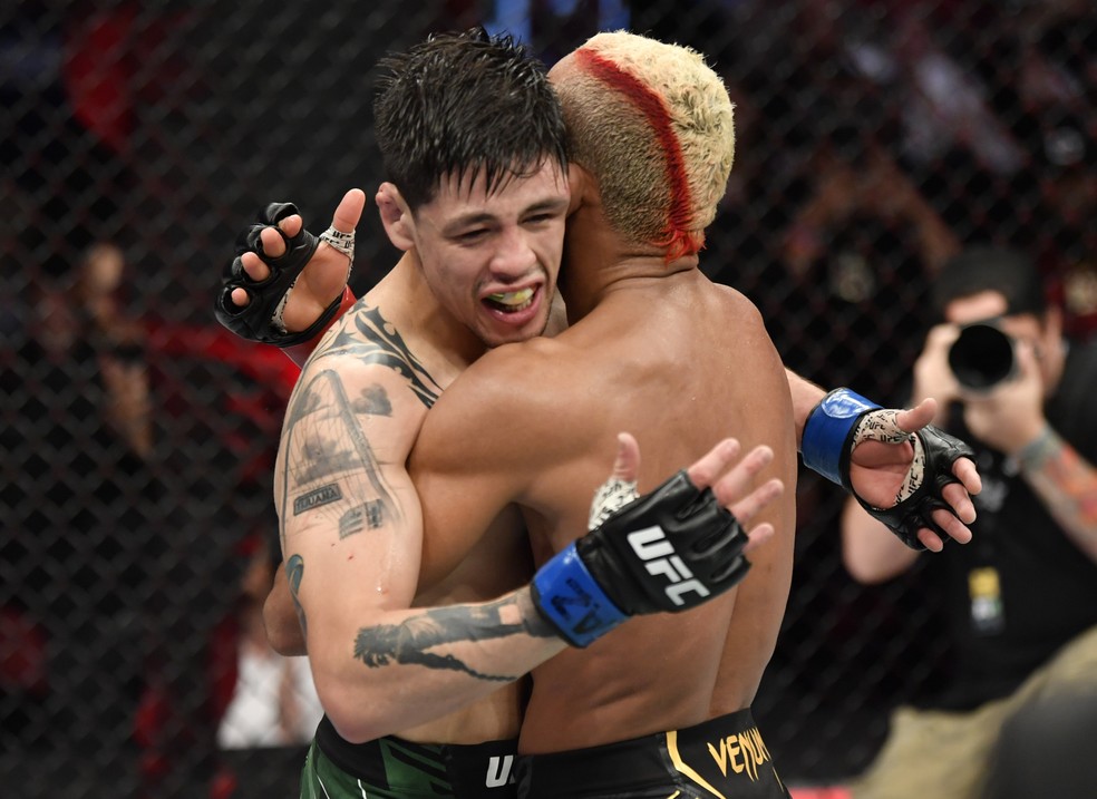 Deiveson Figueiredo cumprimenta Brandon Moreno após a vitória do mexicano no UFC 263 — Foto: Getty Images
