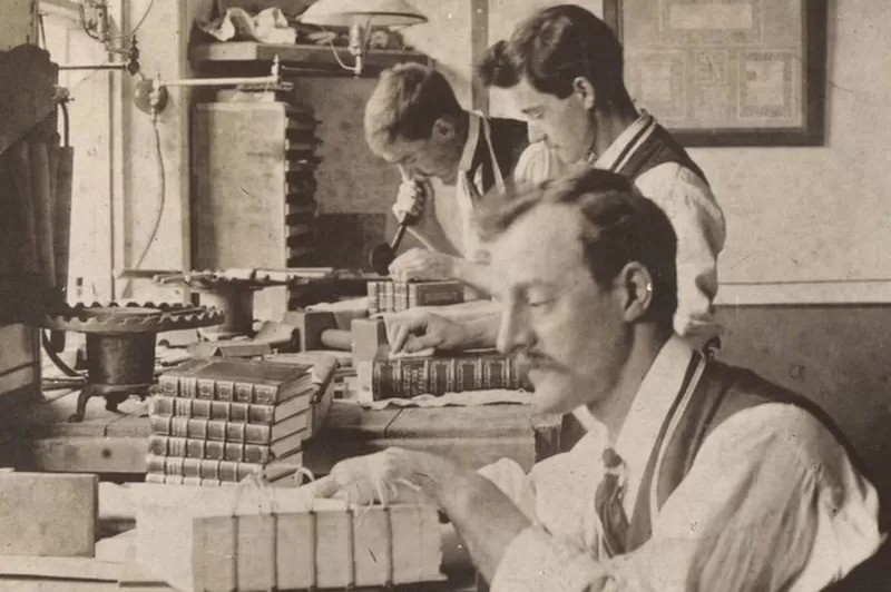 Francis Sangorski (na frente) e George Sutcliffe (no meio) montaram sua empresa de encadernação em outubro de 1901 (Foto: SHEPHERDS, SANGORSKI & SUTCLIFFE via BBC News)
