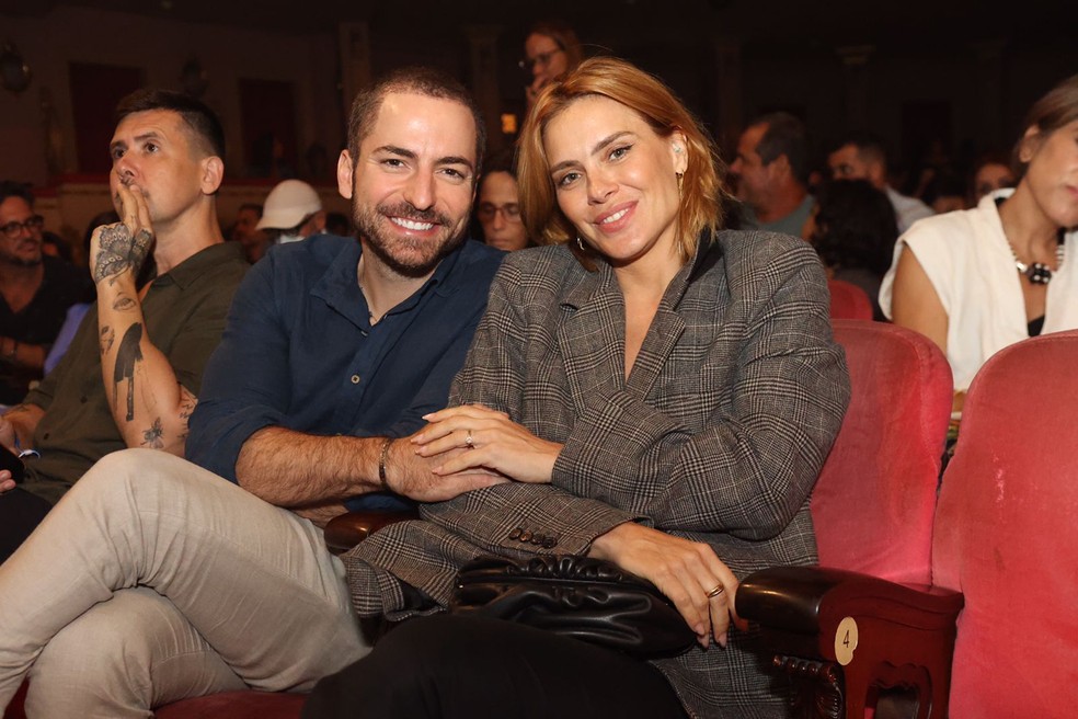 Thales Bretas e Carolina Dieckmann na primeira fila do show de Gil — Foto: RT Fotografia/Reginaldo Teixeira