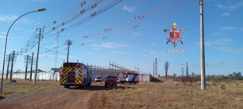 Bombeiros atuam para apagar incêndio em subestação no Mangueiral, no DF — Foto: CBMDF/Reprodução