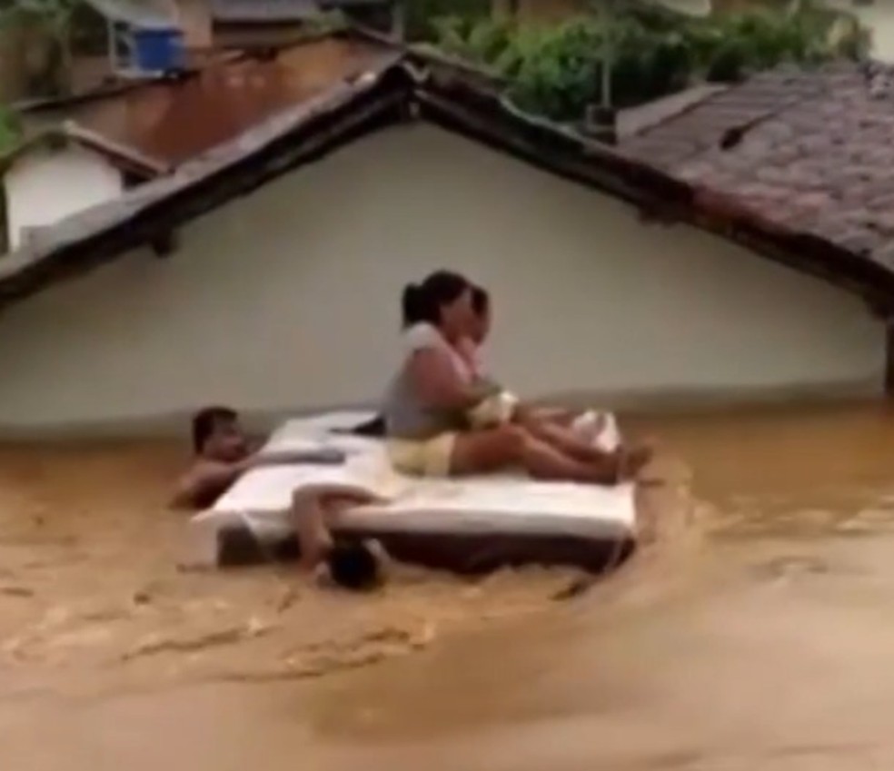 Moradores são resgatados com auxílio de colchão inflável após enchente atingir Jucuruçu, no sul da Bahia — Foto: Reprodução/TV Bahia