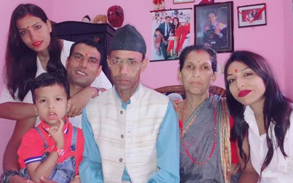 A família de Nitu Karki aceitou o casamento dela com Balaram, mas os pais dele não recebem a nora em casa e não sentam à mesa com o neto, porque ela não é da mesma casta deles (Foto: Arquivo pessoal)