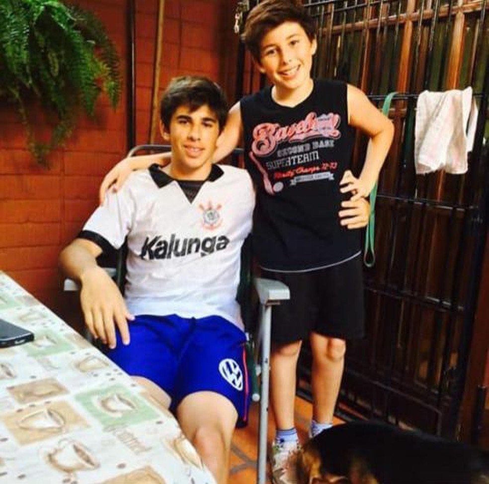 Bruno Mendez com a camisa do Corinthians na infância — Foto: Reprodução