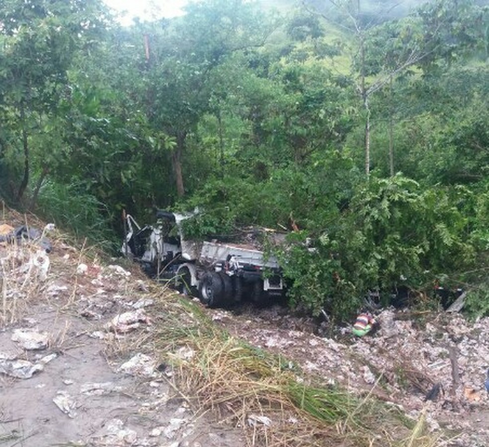 Veículo estava em um local de difícil acesso (Foto: PRF/Divulgação)