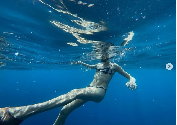 A atriz e modelo Cara Delevingne em mergulho no Havaí (Foto: Instagram)