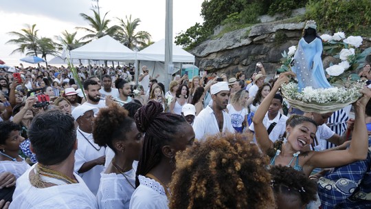 Festa de Iemanjá leva milhares de pessoas ao Arpoador