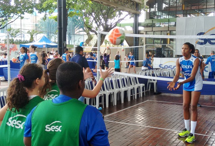 Tarde de samba em Madureira trouxe ensinamentos de vôlei e muito samba no pé (Foto: Divulgação/Sesc)