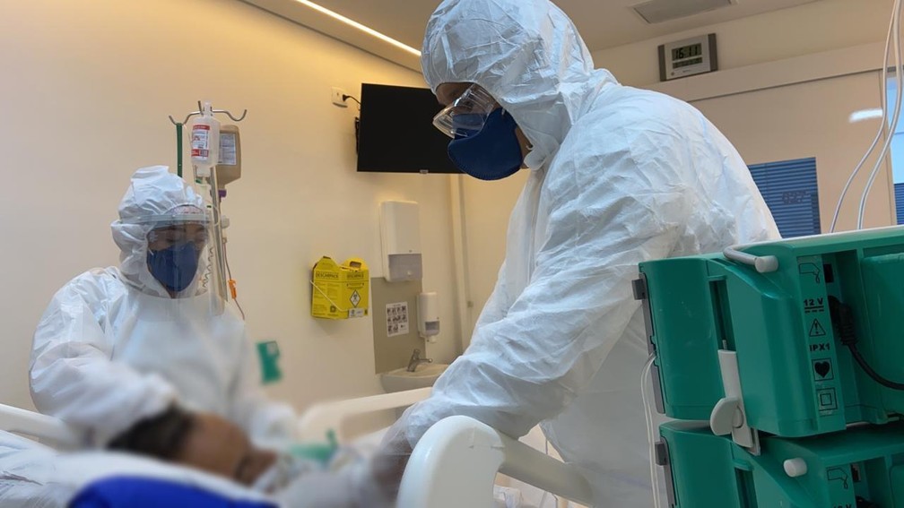 Funcion&aacute;rios do hospital Igesp, na Bela Vista, regi&atilde;o central de S&atilde;o Paulo, atendem paciente internado com coronav&iacute;rus (Covid-19) &mdash; Foto: Divulga&ccedil;&atilde;o/Igesp