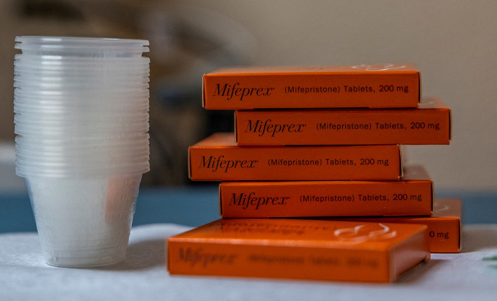 Caixas de mifrepristona, uma pílula abortiva usada em mais da metade dos abortos nos Estados Unidos.  — Foto: Evelyn Hockstein/ Reuters
