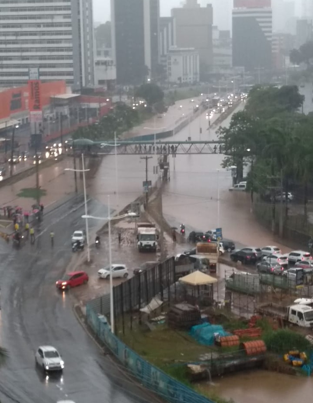 Chuva na Avenida ACM, em Salvador — Foto: Redes sociais