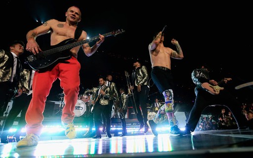 De uniforme, Red Hot Chili Peppers toca em jogo de futebol americano