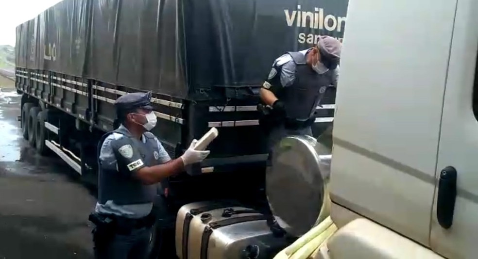 Polícia Rodoviária encontrou cocaína em pasta em caminhão que transportava milho a granel em Itatinga (SP) — Foto: Polícia Rodoviária/ Divulgação