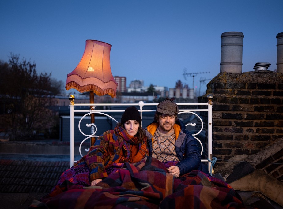 Casal dorme no telhado de sua casa para ajudar no combate à crise climática